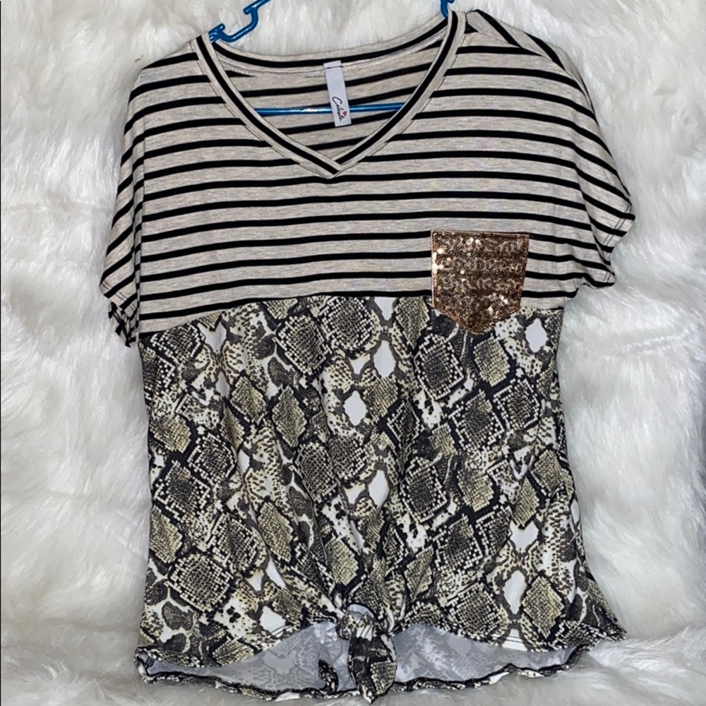 Snake skin/striped pocket tee with tie infront